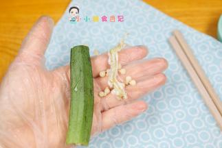 找粗一点的秋葵，切掉两头用筷子插进去去掉籽，这一步要小心一点