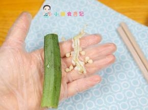 找粗一点的秋葵，切掉两头用筷子插进去去掉籽，这一步要小心一点