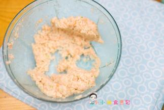 把所有材料全部打碎虾60g 胡萝卜 5g 西蓝花5g 蛋清10g 玉米淀粉10g奶酪芝麻粉5g，混合好就是这样的，用筷子搅拌上劲