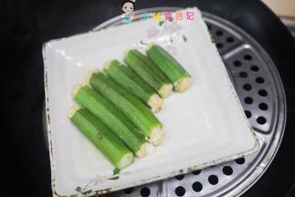 虾仁酿进秋葵里面水开后蒸10分钟焖5分钟凉一下切块即可