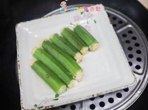 虾仁酿进秋葵里面水开后蒸10分钟焖5分钟凉一下切块即可