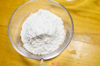 准备150g松饼粉放入碗里，如果没有松饼粉也可以用低筋面粉150g+1.5g泡打粉替代