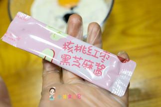 加入黑芝麻酱，可以增加松饼的香气，如果没有也可以不加或者加花生酱等等都可以