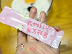 加入黑芝麻酱，可以增加松饼的香气，如果没有也可以不加或者加花生酱等等都可以