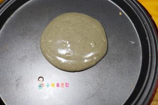 不粘锅平底锅不需要放油 最小火有一点点热就可以放入面糊