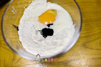 继续加入鸡蛋 牛奶就可以了如果喜欢吃甜可以再加一点糖