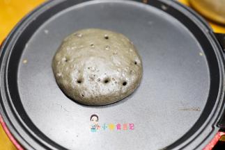 面糊受热会一点点膨胀表面都感觉变干了就可以翻面煎10-20秒即可