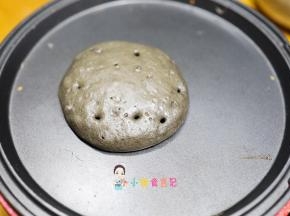 面糊受热会一点点膨胀表面都感觉变干了就可以翻面煎10-20秒即可