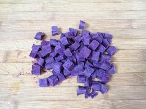 蒸熟的紫薯切成1厘米左右的小块。
