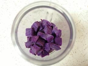 放入榨汁杯里面。