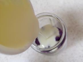 加入原味酸奶（酸奶选择浓稠型的）。