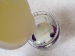 加入原味酸奶（酸奶选择浓稠型的）。