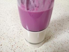 启动榨汁杯，一分钟时间不到，思慕雪就打好了。