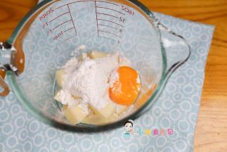 容器内放入低筋面粉16g 蛋黄1个 苹果50g