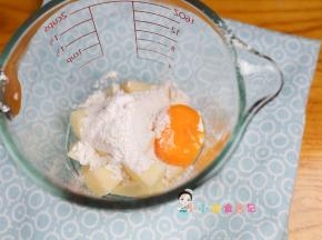 容器内放入低筋面粉16g 蛋黄1个 苹果50g