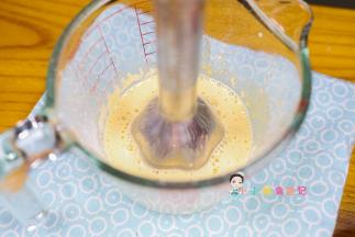 用料理棒打成泥，大概打三分钟这样可以让糊糊有很多气泡变得更加松软好吃