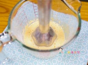 用料理棒打成泥，大概打三分钟这样可以让糊糊有很多气泡变得更加松软好吃