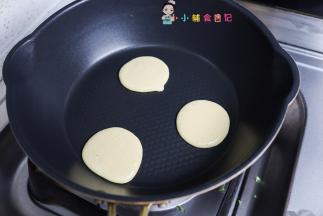 锅里不需要喷油小火煎至一面凝固再翻面即可，我这个锅炉灶火有点大不均匀所以表面颜色不一样，也可以用小白锅做颜色会比较均匀