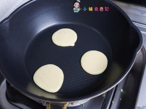 锅里不需要喷油小火煎至一面凝固再翻面即可，我这个锅炉灶火有点大不均匀所以表面颜色不一样，也可以用小白锅做颜色会比较均匀