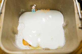 鸡蛋+酸奶225g 其中鸡蛋40g、高筋面粉250g 黄油25g 酵母3g全部放入面包机