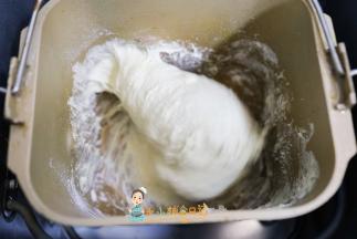 按一下启动就可以，不需要选择各种面包，因为我试过都差不多的 也不用选择重量250g一个吐司刚刚好，太大吃不完保存太久会不好吃，开始揉好像很粘稠，不要担心一会就好了，千万不要乱加面粉