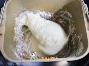 按一下启动就可以，不需要选择各种面包，因为我试过都差不多的 也不用选择重量250g一个吐司刚刚好，太大吃不完保存太久会不好吃，开始揉好像很粘稠，不要担心一会就好了，千万不要乱加面粉