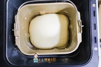 这是发酵中，有人说无糖无盐能不能做吐司，完全可以，我做过无数个都没问题，但是我用的都是耐高糖酵母，普通酵母我没试过