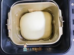 这是发酵中，有人说无糖无盐能不能做吐司，完全可以，我做过无数个都没问题，但是我用的都是耐高糖酵母，普通酵母我没试过