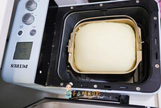 这是马上要烘烤了，250g的面粉做出来可以跟模具齐平这样的吐司肯定很松软