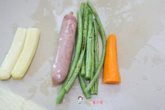 先把材料准备好，我准备材料的时候把土豆放在大人吃的饭里一起蒸熟