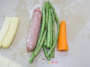 先把材料准备好，我准备材料的时候把土豆放在大人吃的饭里一起蒸熟
