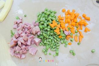 把所有的材料全部切碎备用