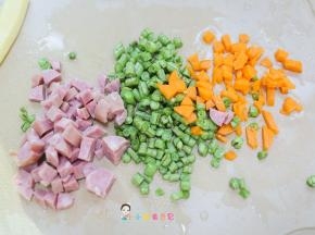 把所有的材料全部切碎备用