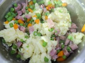 然后加入豇豆、香肠、胡萝卜、奶酪碎混合均匀，做成一个个圆饼