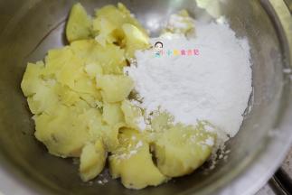 等我材料都准备好了土豆也熟了，剥皮压碎后加入玉米淀粉混合