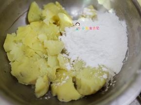 等我材料都准备好了土豆也熟了，剥皮压碎后加入玉米淀粉混合