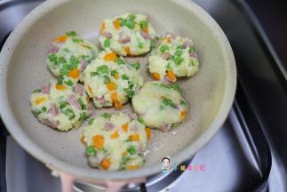 锅里放入一点点油，中小火煎至金黄