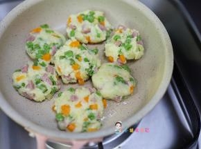 锅里放入一点点油，中小火煎至金黄