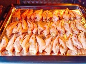 柏翠烤箱提前预热，把烤盘放入中层烤。