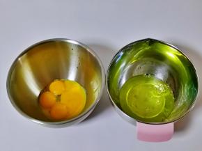 首先将蛋黄与蛋白分别在无油无水的器具中。
