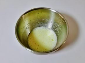 首先将牛奶，玉米油混合在一起，手动打蛋器打至完全融合。