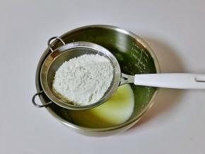 再筛入低筋面粉。（面粉过细筛不可以省略）