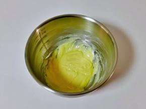 用手动打蛋器打至均匀。