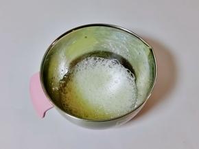 蛋白中挤入几滴柠檬汁，启动电动打蛋器，打至鱼眼泡，加入三分之一的细砂糖，继续高速打发。