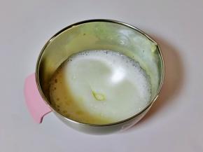 打至蛋白霜细腻，再加入三分之一细砂糖。