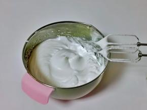 电动打蛋器转中速打至湿性发泡，提起打蛋器有明显的小弯钩即可。（这时将烤箱上下145度预热）