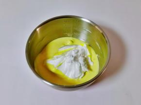 再取三分之一的蛋白霜，同样翻版均匀。