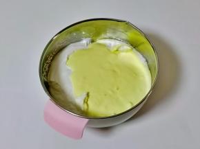 最后把蛋黄糊倒入蛋白霜的器具中，翻拌的手法混合均匀。（切记手法是翻拌）