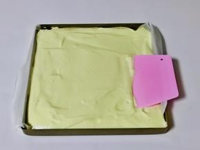 用刮刀刮平整。