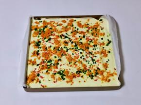 撒上葱花，肉松，白芝麻。